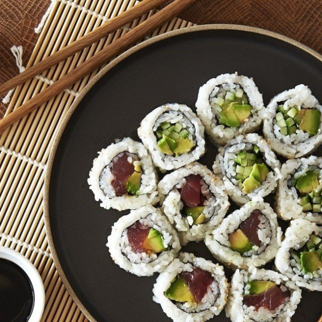 Sushi στην παγοθήκη; Κι όμως, ο Άκης Πετρετζίκης μάς δείχνει πώς να το φτιάξουμε εύκολα και με λίγα υλικά