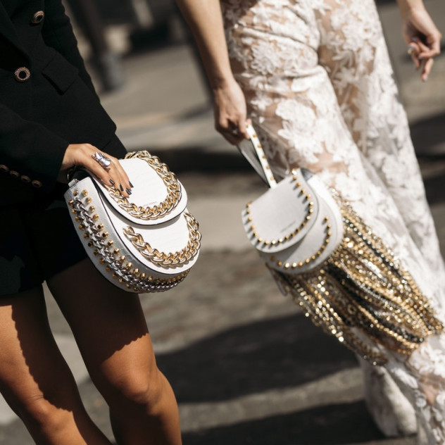 Τα αξεσουάρ με παγιέτες που θα απογειώσουν ακόμα και το πιο απλό σύνολο, σύμφωνα με τα luxury brands