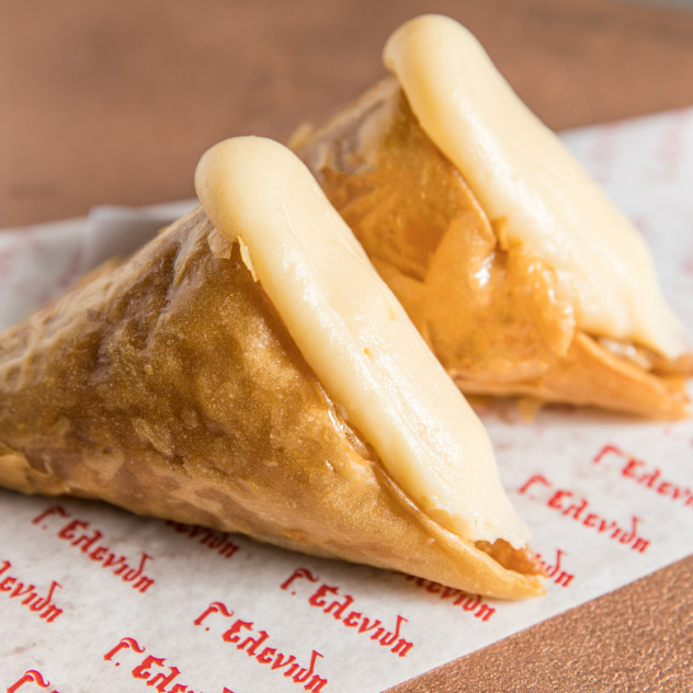 Ο Γιώργος Παπανίκος μας εξιστορεί τα Χριστούγεννα στο σπίτι του πιο εμβληματικού τριγώνου της Θεσσαλονίκης