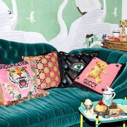 12 μαξιλάρια που θα φέρουν ανοιξιάτικο αέρα στο σαλόνι σας