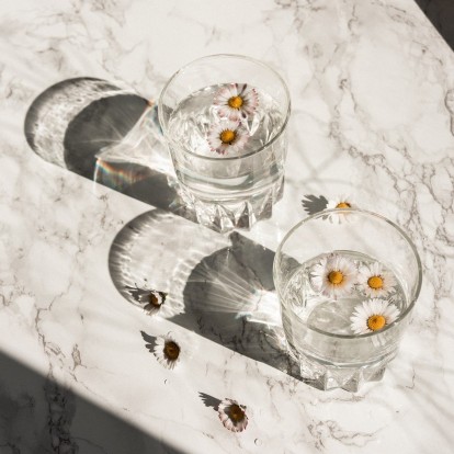 Γιατί πρέπει να πίνουμε ένα ποτήρι νερό με το που ξυπνάμε; 