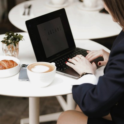 "Pause Fika": Η απρόσμενη συνήθεια των Σουηδών που θα σας κάνει πιο ευτυχισμένους & παραγωγικούς 