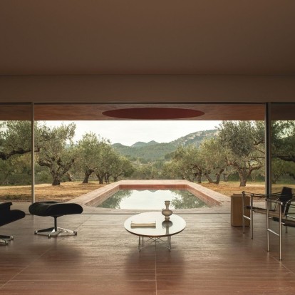 Mία breathtaking κατοικία στην Ισπανία που κατακλύζεται από μεσογειακό αέρα σε κάθε γωνιά 