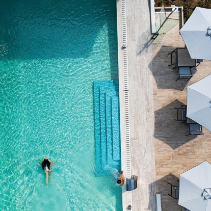 Η πολυτέλεια απογειώνεται δίπλα στο κύμα στον 4* παράδεισο φιλοξενίας που έχει φωλιάσει στη Σιθωνία Χαλκιδικής 