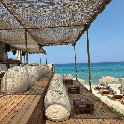 Tο πιο μαγευτικό ηλιοβασίλεμα του καλοκαιριού ανήκει σε αυτό το elegant bar της Χαλκιδικής 