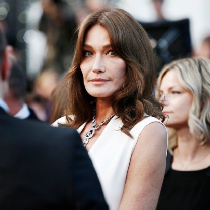 Carla Bruni: Oι beauty συνήθειες που ακολουθεί πιστά στα 50+  