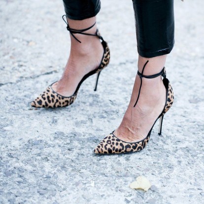 Πρήζονται τα πόδια σας από τη ζέστη; Ένας ειδικός εξηγεί γιατί και πώς να το σταματήσετε