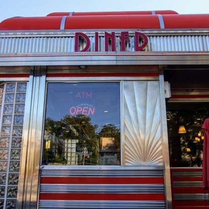 Ένας κορυφαίος αρχιτέκτονας εξηγεί γιατί τα American Diners μοιάζουν όπως όλοι γνωρίζουμε