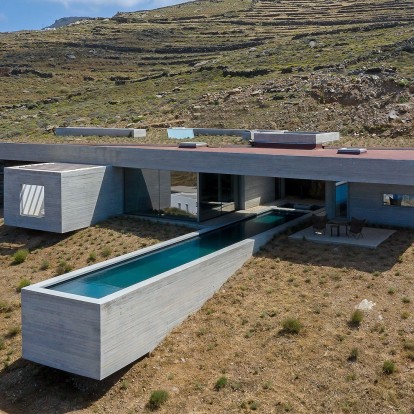 Ένα μοναδικό pool house στην Τήνο με φουτουριστικό design 