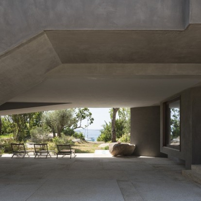 Ένα εκπληκτικό σπίτι στην Σαρδηνία που θυμίζει σύγχρονη σπηλιά 