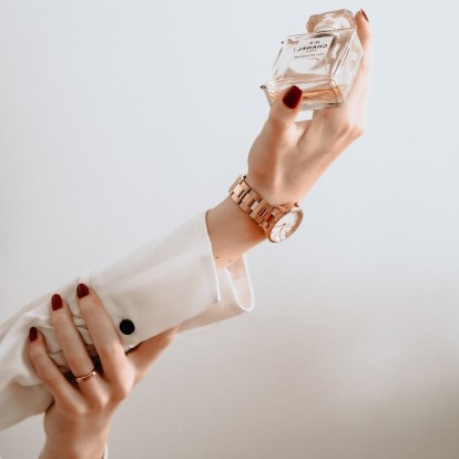 Αρώματα: 5+1 τρόποι για να παρατείνετε τη διάρκεια τους 