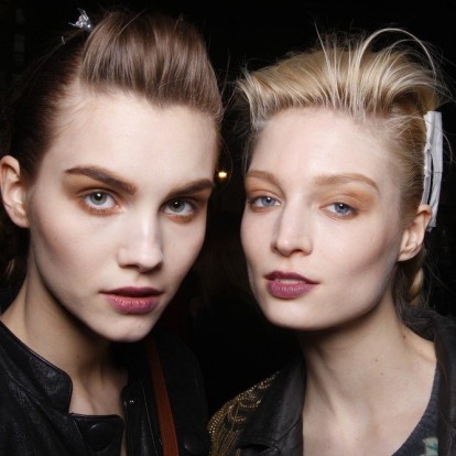 Lip pump: 7 tricks για να κάνετε τα χείλη σας να φαίνονται μεγαλύτερα