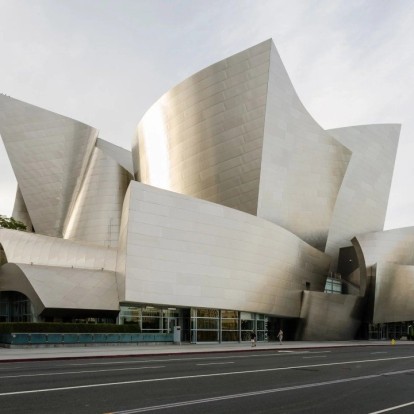 Ξεναγούμαστε στο ιστορικό Walt Disney Concert Hall στο κέντρο του Λος Άντζελες
