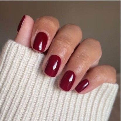 Αυτό είναι το φθινοπωρινό χρώμα στα νύχια που επιλέγουν οι influencers 