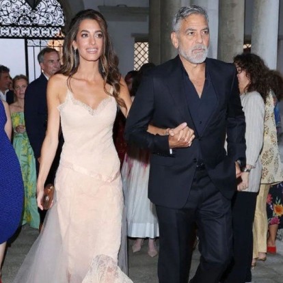 Η Amal Clooney στη Βενετία συνοδευόμενη από τον υπέροχο George Clooney με vintage Dior 