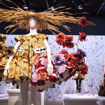 Viktor & Rolf: Η νέα έκθεση που εξερευνά κάθε πτυχή της ιδιαίτερης μόδας τους