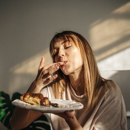 Συναισθηματικό φαγητό: Γιατί συμβαίνει και πώς να το διαχειριστείτε σύμφωνα με μία ψυχολόγο 