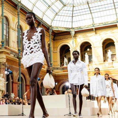 H τάση που είδαμε στην επίδειξη του Valentino και πρόκειται να αντικαταστήσει την classic handbag 