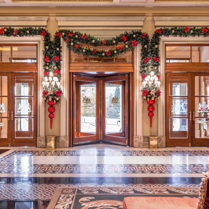 Τα Χριστούγεννα στη Μεγάλη Βρεταννία είναι γεμάτα εκλεπτυσμένη πολυτέλεια και εκλεκτά δώρα 