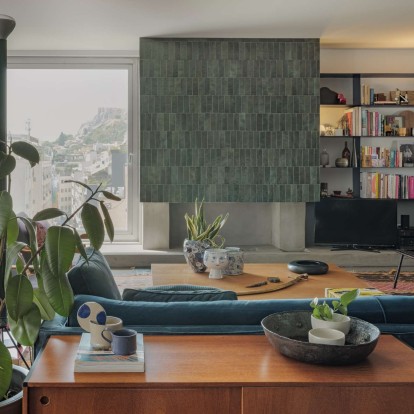 Ένα εντυπωσιακό loft στου Ψυρρή με εξαιρετική θέα στην Ακρόπολη, πειραματίζεται με τα χρώματα και τα υλικά 