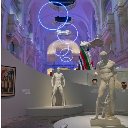 Μια έκθεση στο Παρίσι γιορτάζει τo athleisure style, ενόψει των Ολυμπιακών Αγώνων του 2024