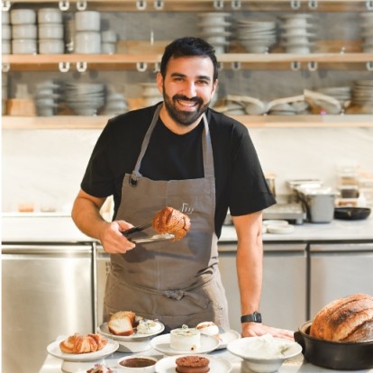 Ο pastry chef, Σπύρος Πεδιαδιτάκης, «ξετυλίγει» τη σπουδαία πορεία του στον κόσμο της γαστρονομίας που έχει καταπλήξει το κοινό της Αθήνας