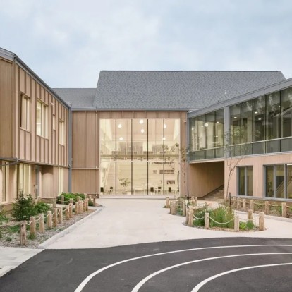 Ένα high-designed σχολείο στο Québec δημιουργεί μια χαλαρωτική ατμόσφαιρα σε αρμονία με τη φύση