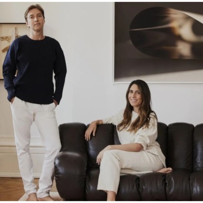 Μέσα σε ένα διαμέρισμα στο Λονδίνο που συνδυάζει τη σύγχρονη απλότητα με τον μινιμαλισμό