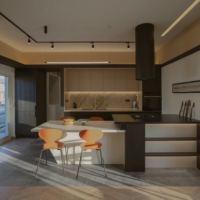 Ένα φωτεινό ευρύχωρο loft στην πλατεία Μαβίλη στην Αθήνα είναι πηγή για έμπνευση 