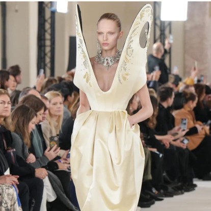 Paris Couture Week is back: Ο οίκος Schiaparelli σηκώνει αυλαία με μια συλλογή που φέρνει την Αναγέννηση στο σήμερα