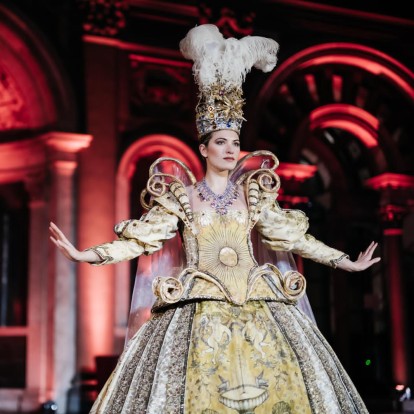 "Queens at the Palace": Ένα εντυπωσιακό gala dinner ball που αναβίωσε το Καρναβάλι της Φλωρεντίας  