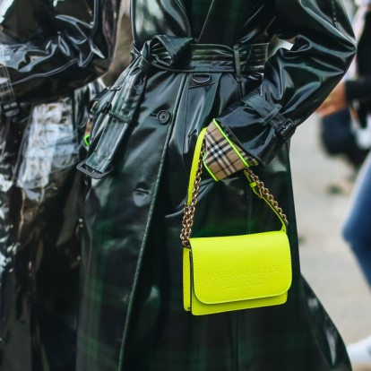 Trench-coat season approaching: Οι καμπαρντίνες που δεν θα αποχωρίζεστε την άνοιξη