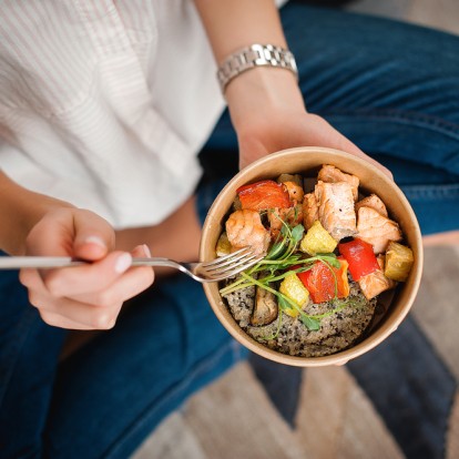 Τρώτε πολύ γρήγορα; Αυτές είναι οι πιθανές επιπτώσεις στην υγεία σας