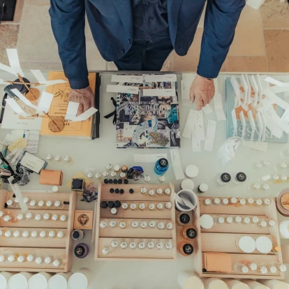 Το νέο βιβλίο της Louis Vuitton είναι ένας εικονογραφημένος άτλαντας αρωμάτων