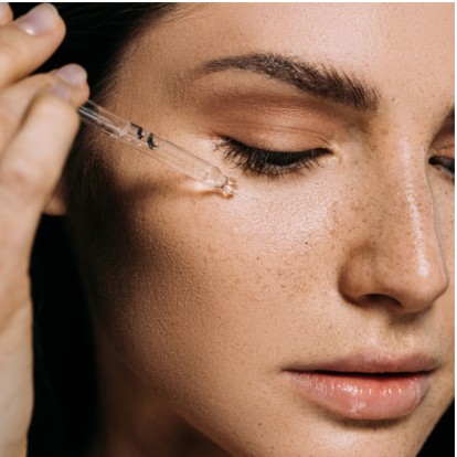 Glycolic Acid: Πώς να το εισάγετε στην beauty routine σας για να δείτε τα μαγικά του αποτελέσματα