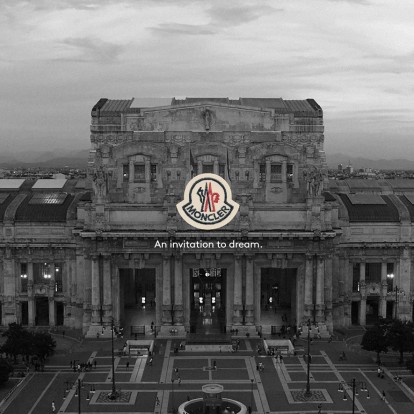 Η νέα εντυπωσιακή έκθεση του οίκου Moncler που μετατρέπει τον κεντρικό σιδηροδρομικό σταθμό του Μιλάνου σε δημόσια gallery 