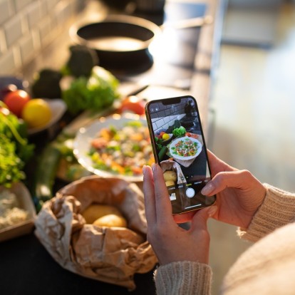 5 ΤikTok accounts που πρέπει να ακολουθήσετε για έμπνευση στην κουζίνα 