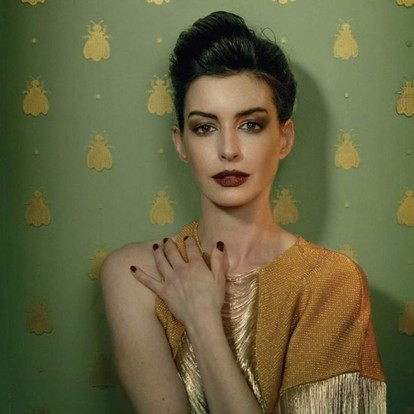 Η Anne Hathaway παρακολουθεί ξανά και σχολιάζει τις πιο iconic ταινίες της
