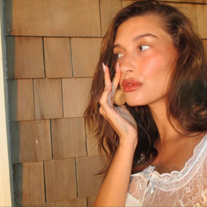 Οι celeb makeup artists υποστηρίζουν ότι αυτό είναι το προϊόν που μπορεί να τελειοποιήσει ή να καταστρέψει το μακιγιάζ σας 