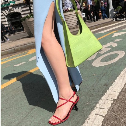 Summer Sandals: Τα πιο trendy χρώματα για να επιλέξετε φέτος, αντί για τα κλασικά μαύρα