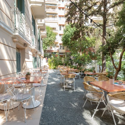 H καλοκαιρινή αυλή που γίνεται σημείο συνάντησης εδώ και χρόνια για τους Θεσσαλονικείς