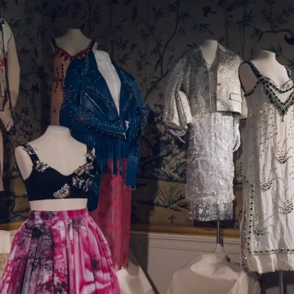 Imaginary Conversations: Το νέο fashion exhibition του Erdem στην Αγγλική εξοχή