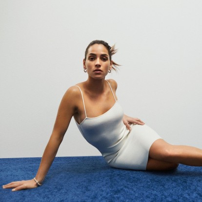 Η Adria Arjona παρουσιάζει τη ρουτίνα περιποίησης της επιδερμίδας της που ακολουθεί πιστά