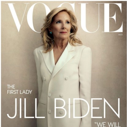 Jill Biden: Ο κόσμος την «πυροβολεί» κι αυτή απαντά ποζάροντας στο εξώφυλλο της αμερικάνικης Vogue