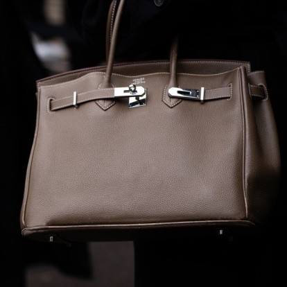 Hermès Birkin: Η τσάντα-«τρόπαιο» που όλοι επιθυμούν, αξίζει την αναμονή; 