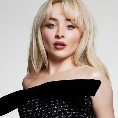 Η Sabrina Carpenter δημιουργεί το πορτρέτο του εαυτού της 