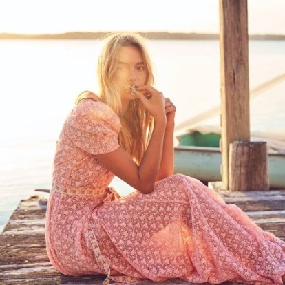 Sunkissed & Stylish: Τα καλοκαιρινά χρώματα που θα αναδείξουν το μαύρισμά σας