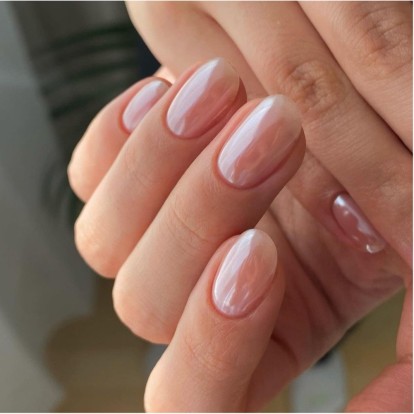 O κόσμος έχει ξεπεράσει τα glazed donut nails - τώρα όλοι μιλούν για τα glass nails