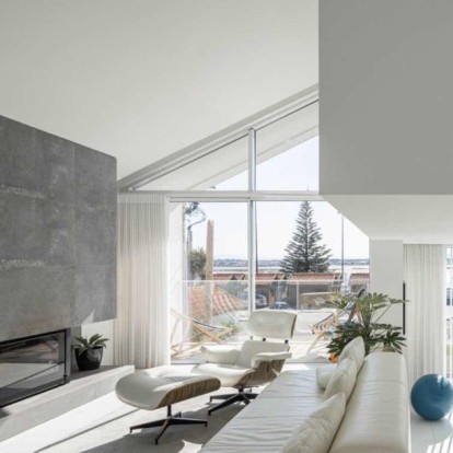 Μια ολόλευκη, λουσμένη στο φως κατοικία στην Πορτογαλία που μοιάζει ιδανική για να ζει κανείς