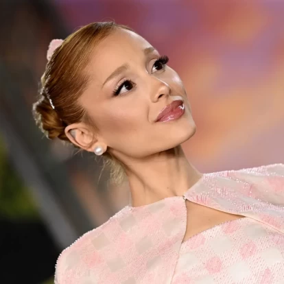 Η Ariana Grande πρωταγωνιστεί σε ένα mini film για τη μουσική της πορεία 